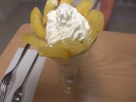 スイーツ食べて「うまぁ」ってなりながら、下半身はイカされる女の子たち　サンプル画像06